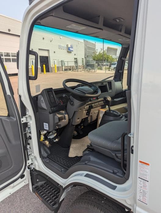 2025 Isuzu NPR — photo 9