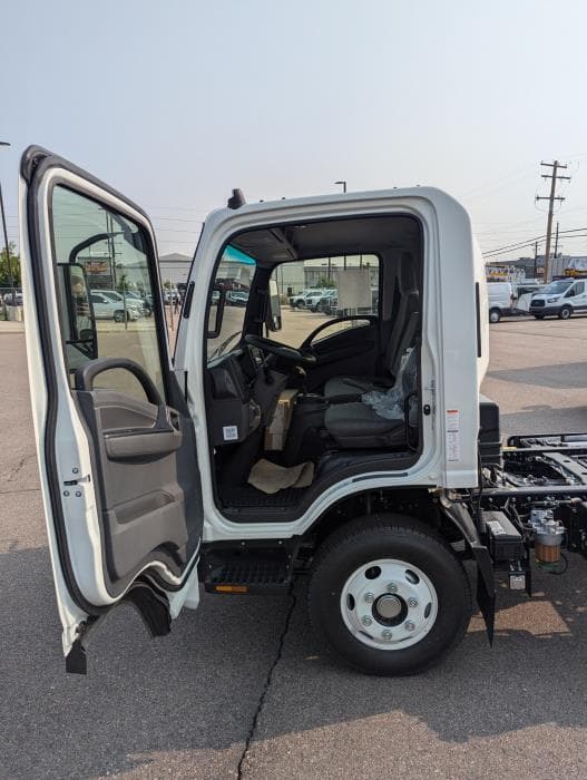 2025 Isuzu NPR — photo 10