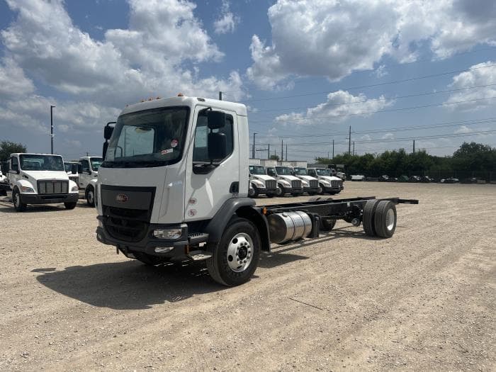 2025 Peterbilt 220EV — photo 2