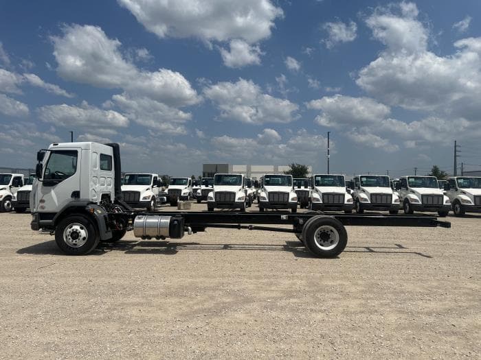 2025 Peterbilt 220EV — photo 9