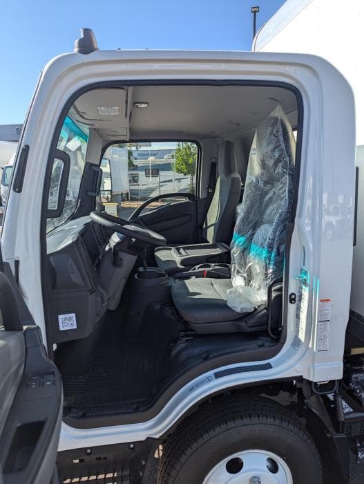 2025 Isuzu NPR — photo 10