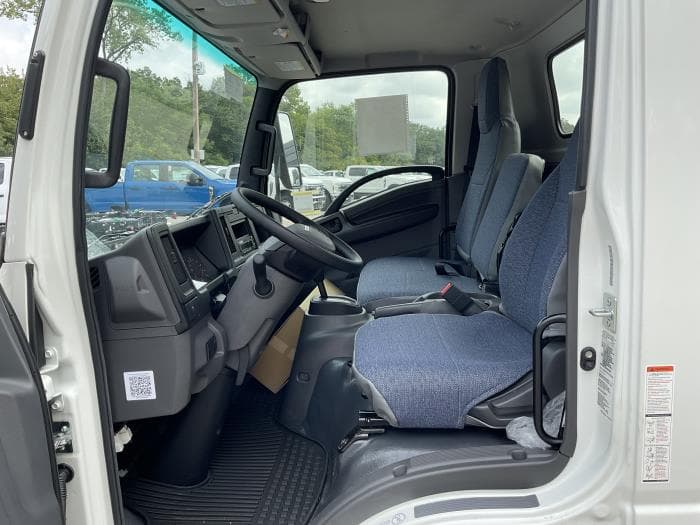 2025 Isuzu NRR — photo 2