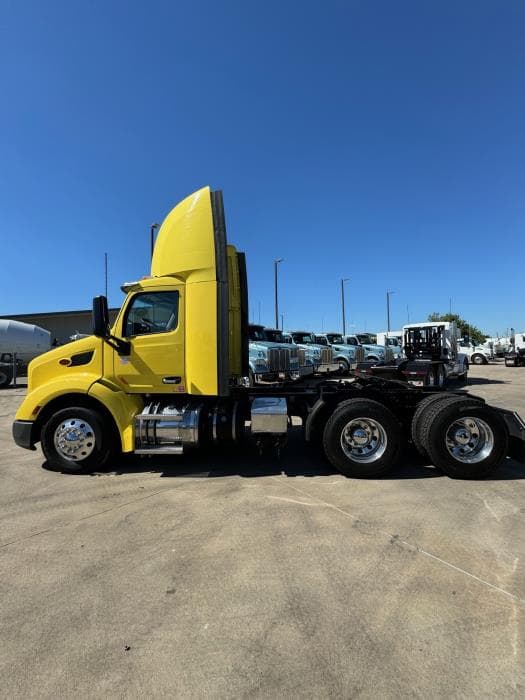 2021 Peterbilt 579 — photo 2