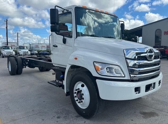 2025 Hino L6 — photo 9