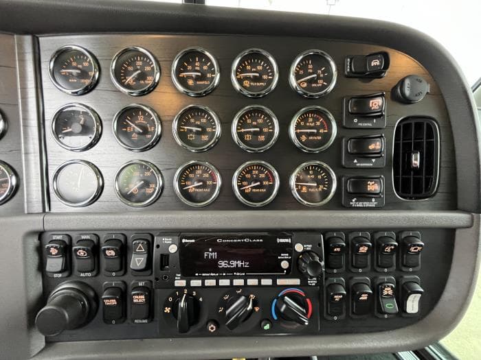 2022 Peterbilt 389 — photo 17