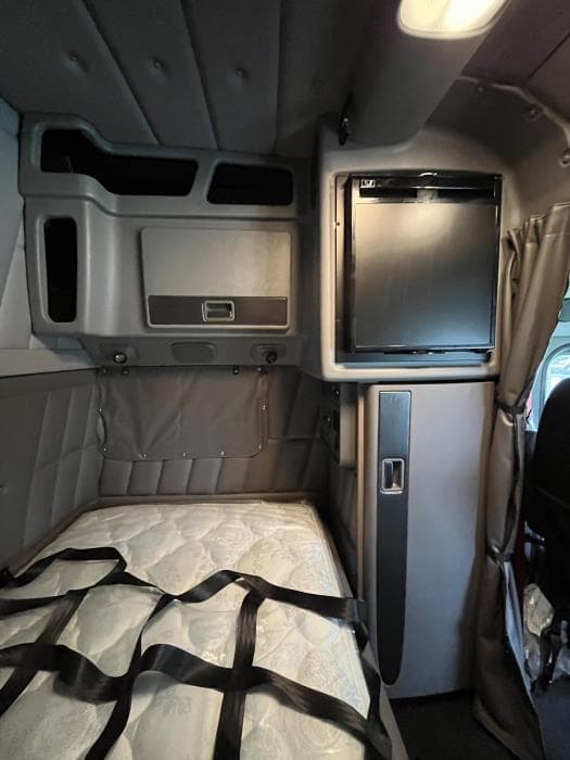 2022 Peterbilt 389 — photo 21