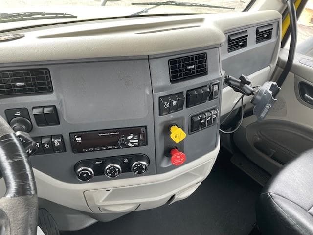 2021 Peterbilt 579 — photo 13