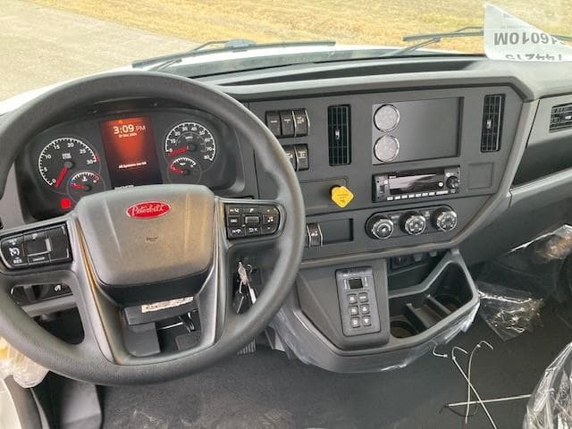 2025 Peterbilt 548 — photo 11