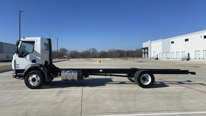 2025 Peterbilt 220EV — photo 9