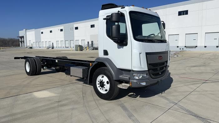 2025 Peterbilt 220EV — photo 4