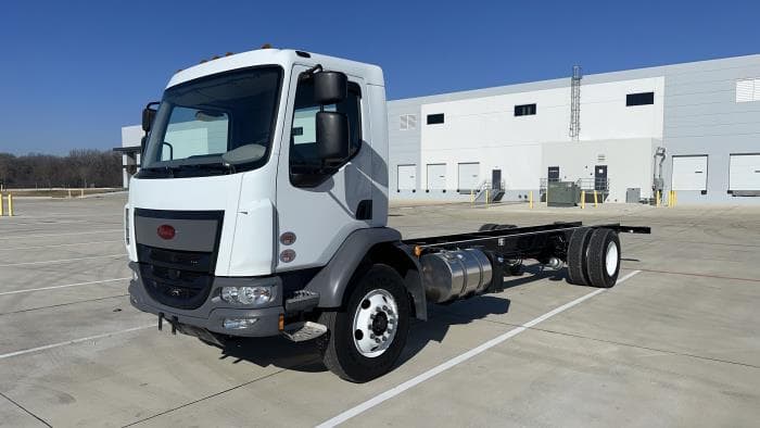 2025 Peterbilt 220EV — photo 2