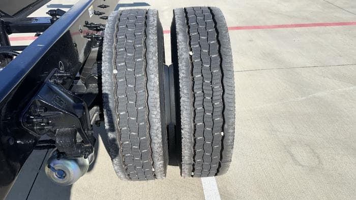 2025 Peterbilt 220EV — photo 13