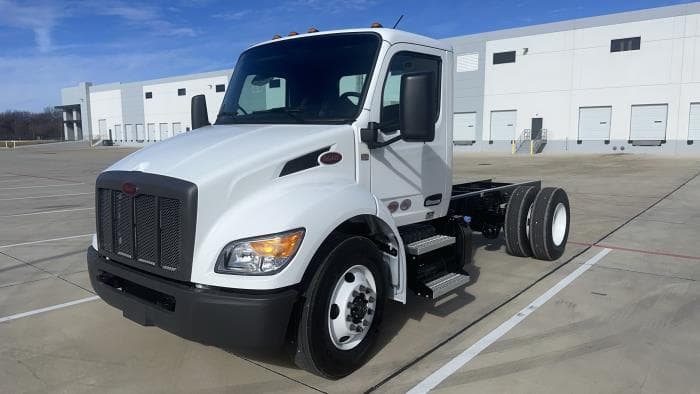 2025 Peterbilt 536 — photo 2