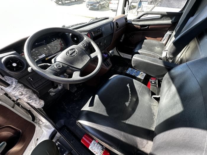 2025 Hino L6 — photo 13