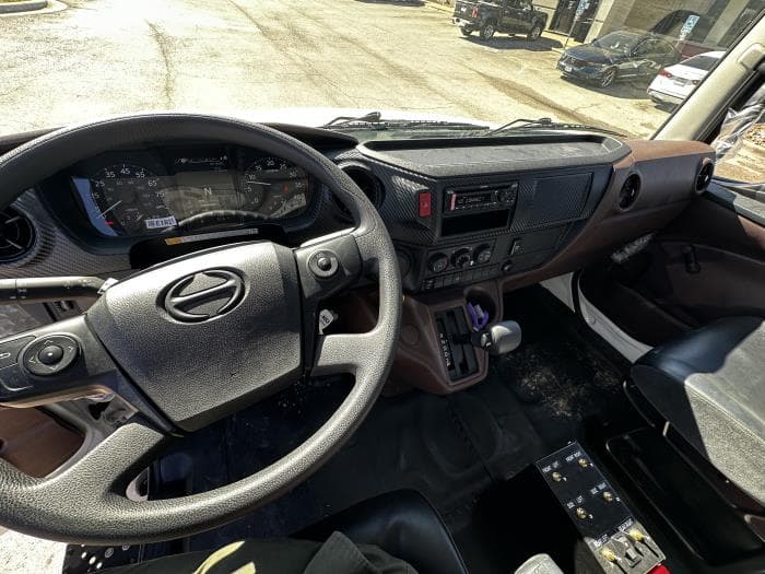 2025 Hino L6 — photo 14