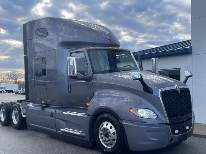 2026 International LT — photo 3