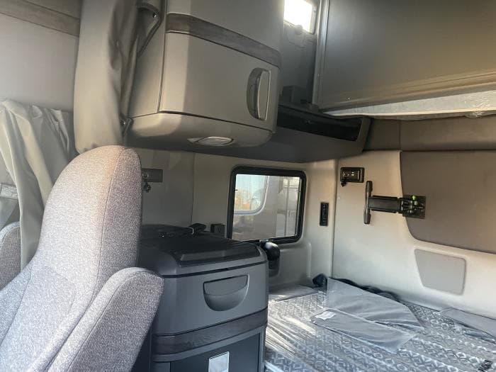 2026 International LT — photo 12