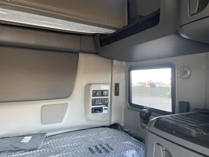 2026 International LT — photo 13