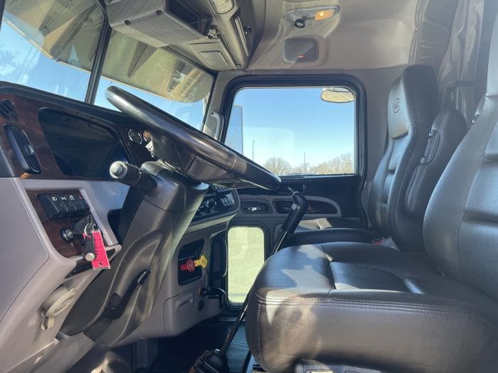 2024 Peterbilt 389 — photo 18