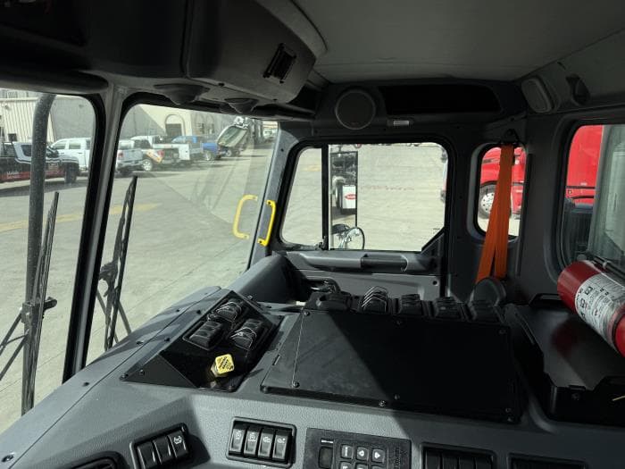 2025 Peterbilt 520 — photo 8