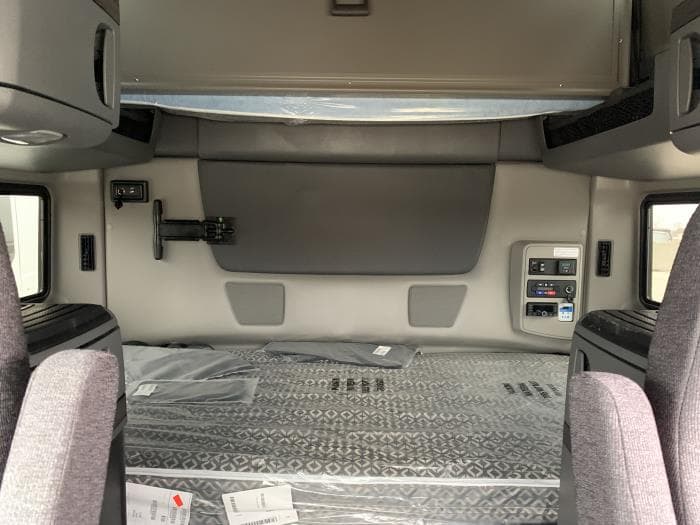 2026 International LT — photo 11