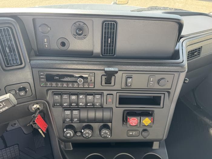 2026 International LT — photo 6