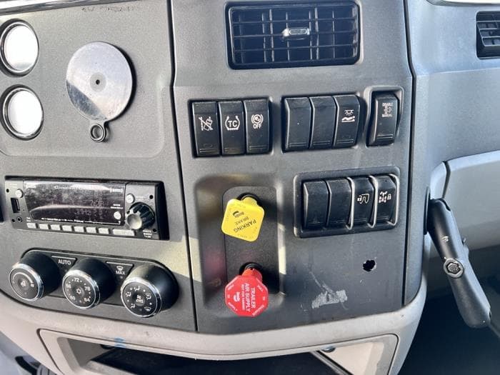 2022 Peterbilt 579 — photo 12