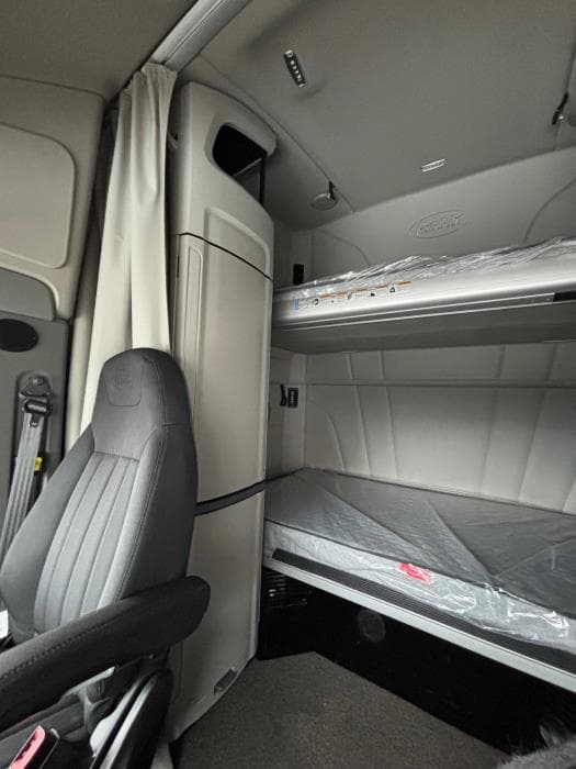 2022 Peterbilt 579 — photo 13