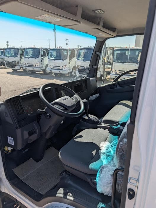 2025 Isuzu NPR — photo 9