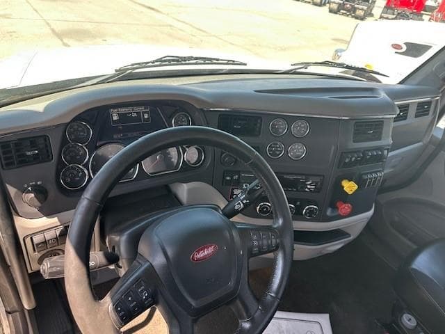 2020 Peterbilt 579 — photo 2