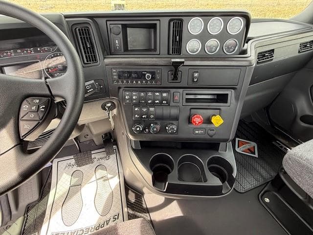2026 International LT — photo 13