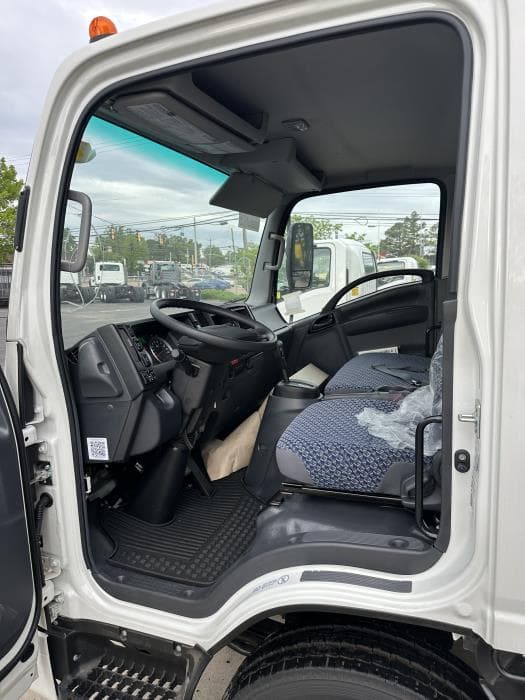 2024 Isuzu NRR — photo 11