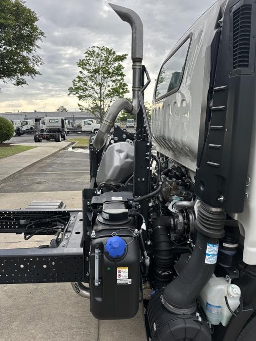 2024 Isuzu NRR — photo 9