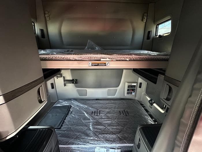 2026 International LT — photo 12