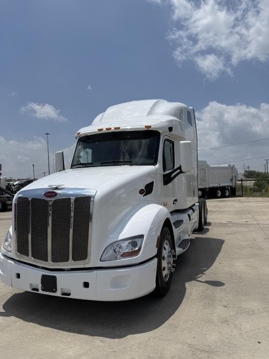 2022 Peterbilt 579 — photo 2