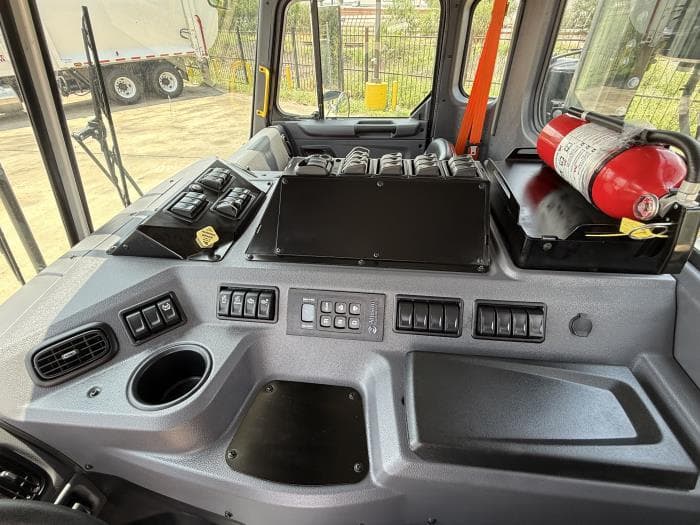 2025 Peterbilt 520 — photo 11