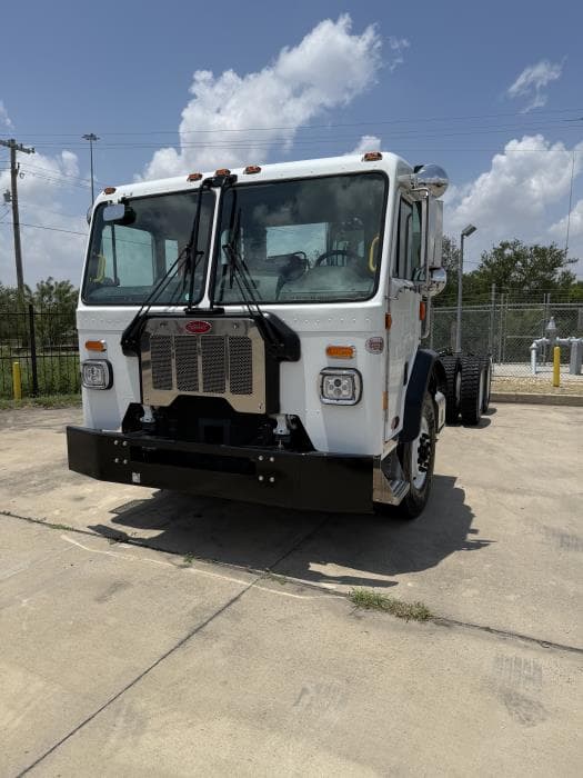 2025 Peterbilt 520 — photo 2