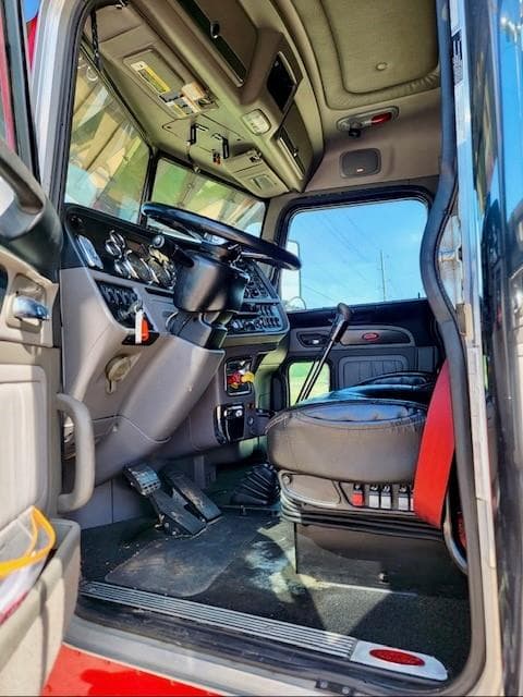 2022 Peterbilt 389 — photo 16
