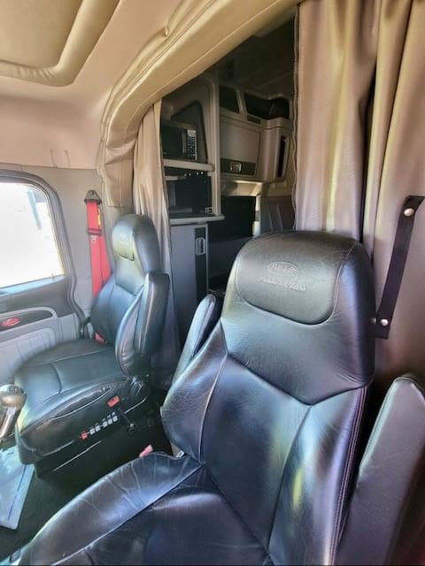 2022 Peterbilt 389 — photo 19