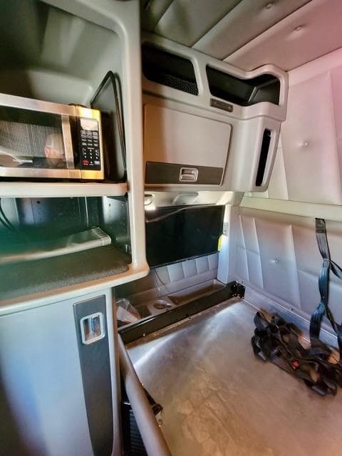 2022 Peterbilt 389 — photo 22