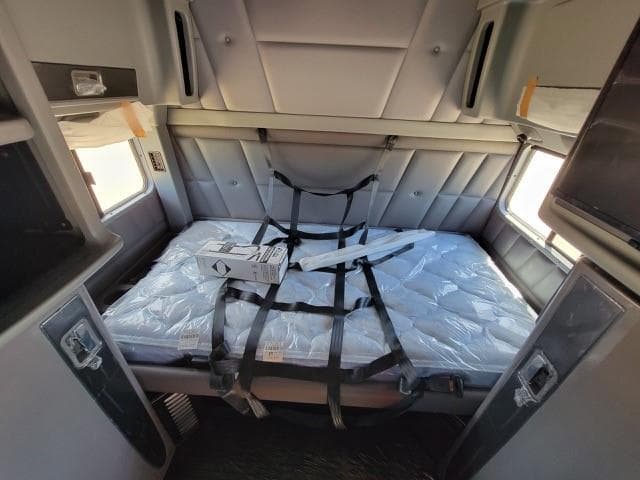 2022 Peterbilt 389 — photo 15