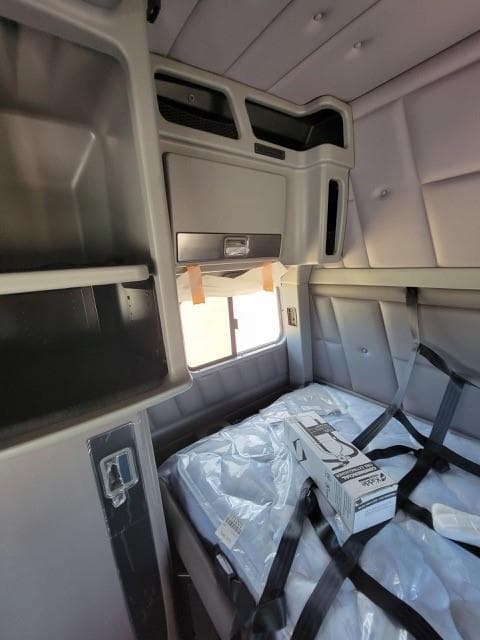 2022 Peterbilt 389 — photo 25