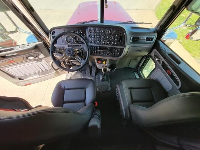 2022 Peterbilt 389 — photo 17
