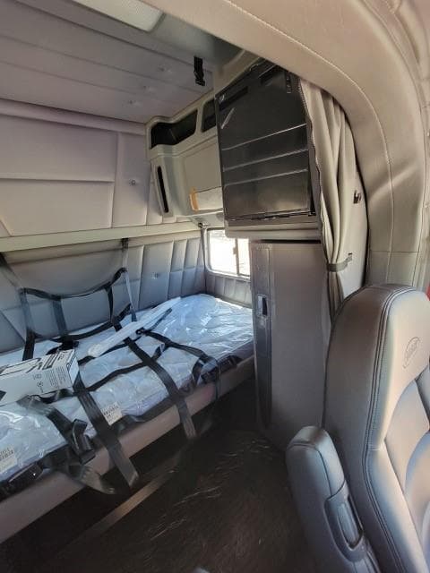 2022 Peterbilt 389 — photo 26