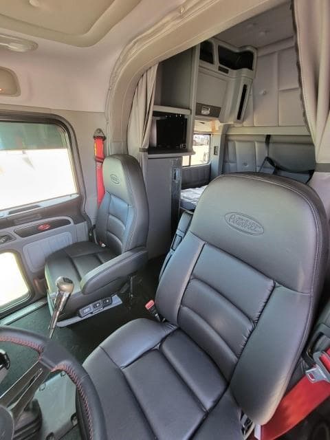 2022 Peterbilt 389 — photo 27