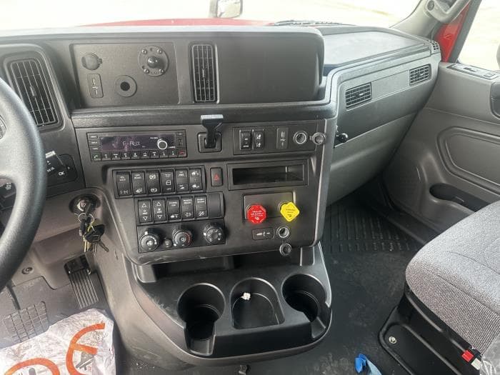 2026 International LT — photo 13
