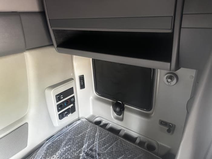 2026 International LT — photo 18