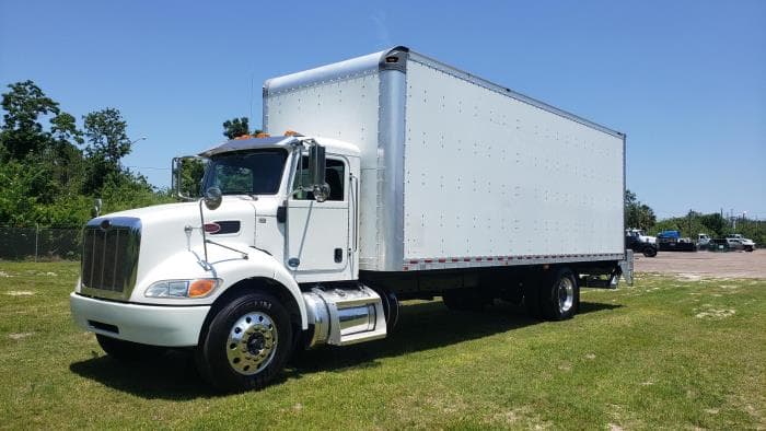 2020 Peterbilt 337 — photo 2