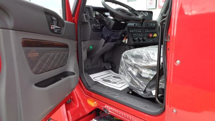 2026 International LT — photo 13