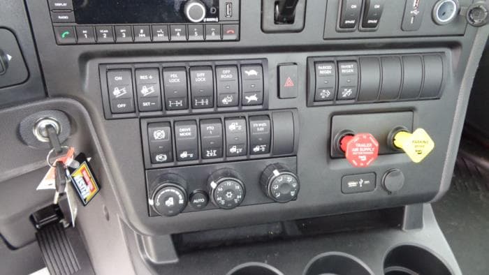 2026 International LT — photo 17